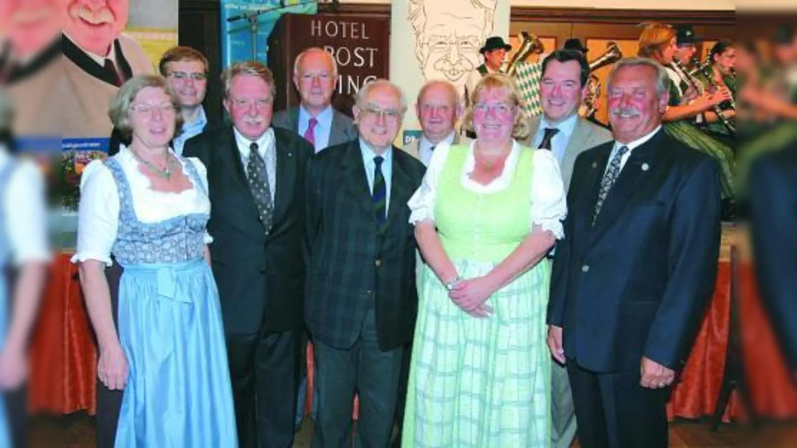 Annemarie Kenst, Stadtrat Tobias Weiß, MdL Otmar Bernhard, MdB Hans-Peter Uhl, Peter M. Schmidhuber, Anton Fürst, Bezirksrätin Barbara Kuhn, Josef Schmid und Helmut Pfundstein (v.l.). (Foto: pi)