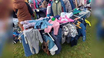 Beim Kindersachenflohmarkt findet man gut Erhaltenes für den Frühling und den Sommer.  (Foto: bas)