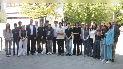 Die 11. Klasse des Gymnasiums zusammen mit Justizminister Georg Eisenreich (Fünfter von links), Lehrerin Magdalena Reichhart sowie Schulleiter Gregor Pelger (beide rechts). (Foto: job)