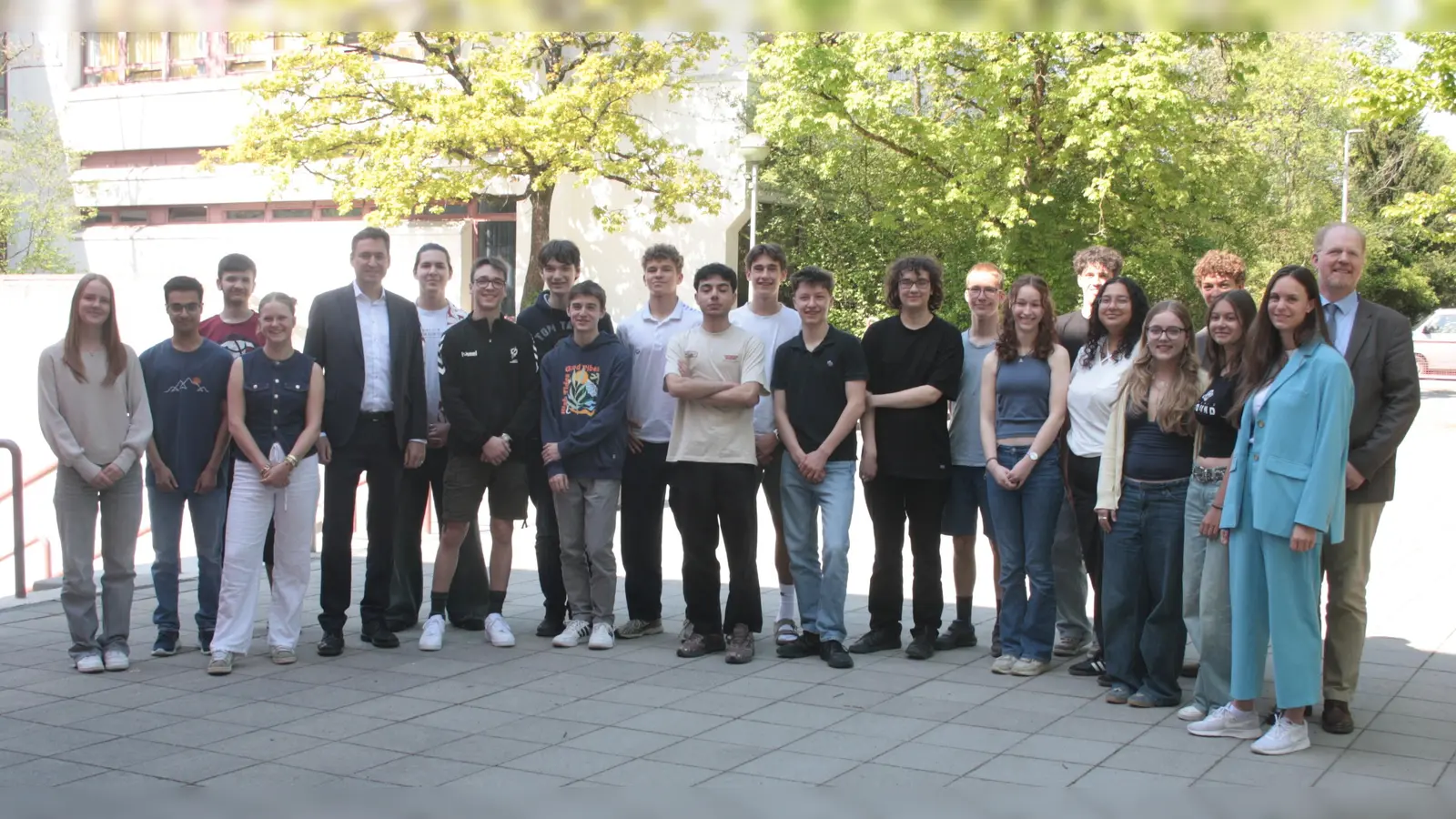 Die 11. Klasse des Gymnasiums zusammen mit Justizminister Georg Eisenreich (Fünfter von links), Lehrerin Magdalena Reichhart sowie Schulleiter Gregor Pelger (beide rechts). (Foto: job)