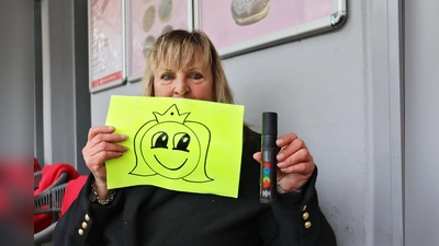 Manche haben einen Lippenstift in der Handtasche, Gabi Dräger hat stets einen Spezialstift dabei. Die Prinzessin hat sie übrigens auf Ratschlag eines kleinen Mädchens zum ersten Mal angefertigt. Ein guter Tipp, denn jetzt malt sie sie immer wieder.  (Foto: mha)