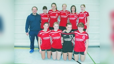 Die U20-Volleyballerinnen des SV Germering mit Trainer Dali Durbek: hinten v.l. Kapitän Coline Kuche, Jennifer Lauber, Susanne Artus, Sophie Mathiesen, Janina Kroll und vorne v.l. Jessica Brazerol, Monika Marincic, Sara Kubisch, Bettina Chocholaty. (Foto: pi)