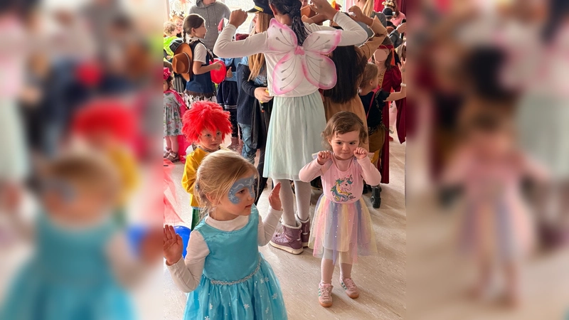 Mit Begeisterung tanzten Kinder wie Erwachsene zu den bekannten Faschinhgshits.  (Foto: MTV Berg)