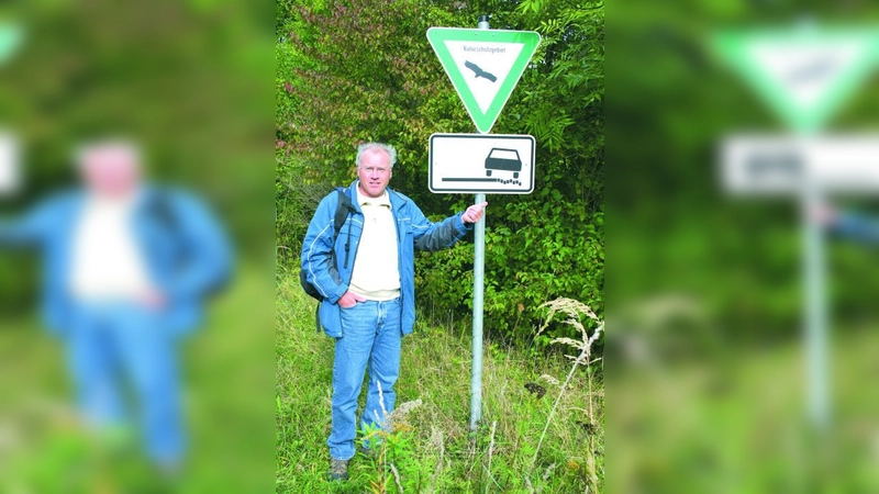 Hans Jocham findet die Beschilderung in der Oberen Allee unsinnig. „Viele Autofahrer denken, sie dürften hier am Wegrand parken.“ (Foto: ls)