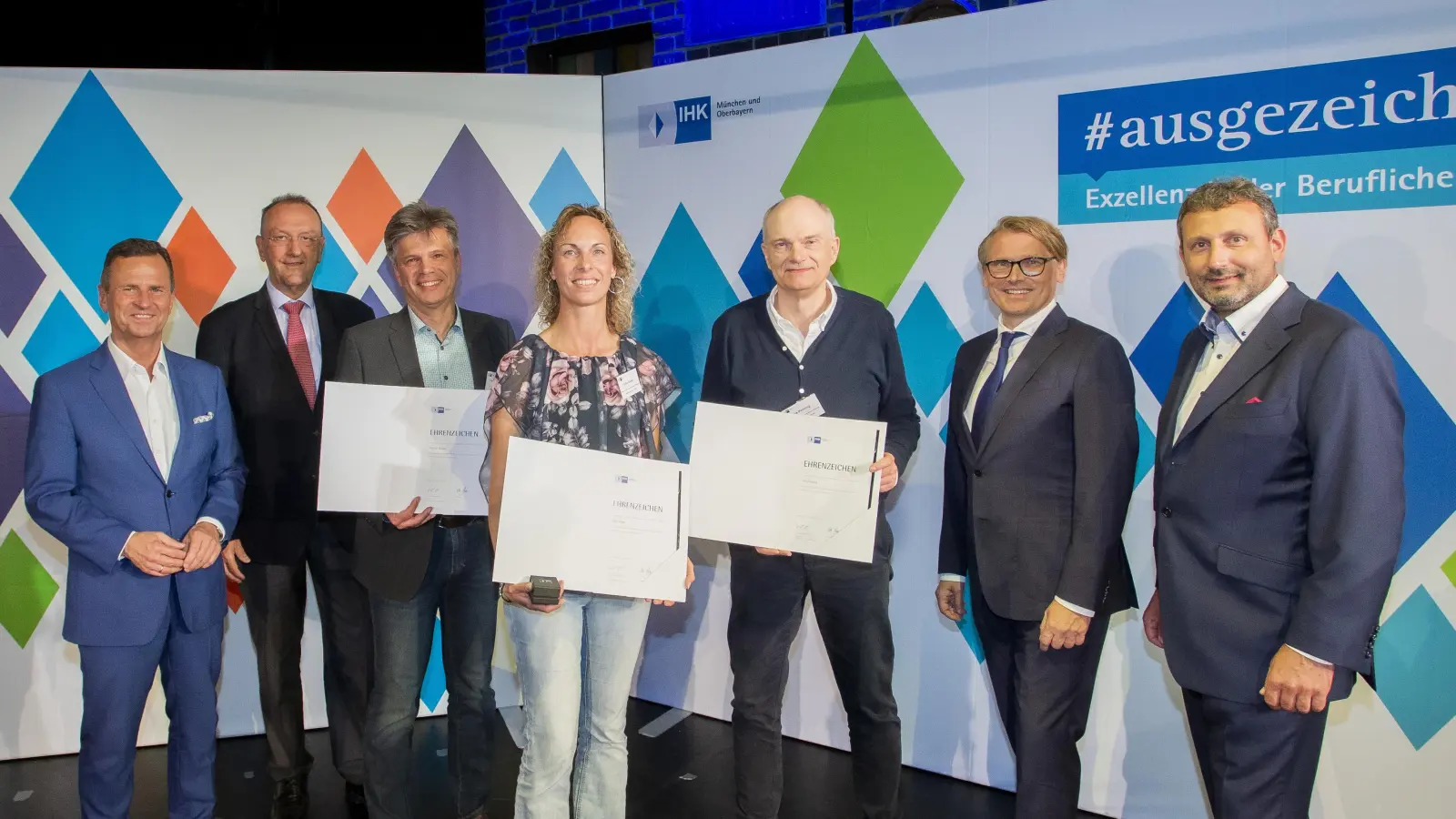 Bei der feierlichen Veranstaltung wurde für das langjährige Engagement gedankt (von links): IHK-Hauptgeschäftsführer Manfred Gößl, Reinhard Häckl (Vorsitzender IHK-Regionalausschuss Landsberg), Thomas Heinze, Silke Kinker, Dirk Penning, Thorsten Leopold (Leiter IHK-Geschäftsstelle Weilheim) und IHK-Vizepräsident Georg Dettendorfer. (Foto: Gajanin/IHK)