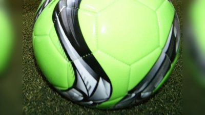 Ein Gespür für den Ball kann man nie früh genug bekommen. In der Ballschule wird spielerisch die Freude an der Bewegung geschult.  (Foto: ara)