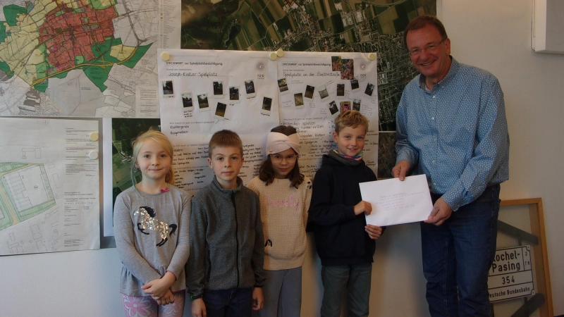 Die Klassensprecherinnen und -sprecher präsentierten Oberbürgermeister Andreas Haas ihre Ergebnisse. (Foto: Schnippert)