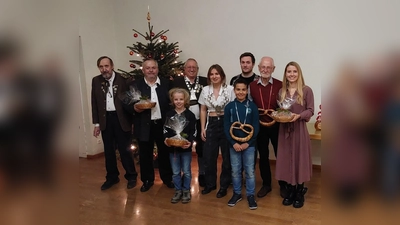 Schützenmeister B. Gier, Auflage-Wurstkönig W. Ungnadner, Jugend-Wurstkönig J. Hufer, Auflage-König P. Hüller, Jugend-Königin E. Ebi, Jugend-Brezenkönig L. Hufer, Schützenkönig G. Isemann, Auflage-Brezenkönig K. Holler und Wurstkönigin L. Forstner präsentieren sich stolz (v.l.n.r.).  (F.: Schützengilde)