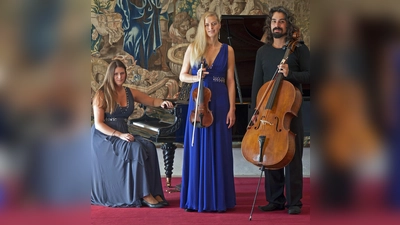 Musikalisches Trio: Nikola Karageorgiev (Violoncello), Radka Karageorgieva (Violine, Sopran) und Marcela Křížová (Klavier) wissenzu begeistern. (Foto: VA)