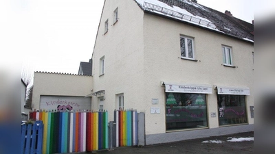 Vergangene Woche suchten wir die Lila-Lupi-Kinderkrippe in der Allacher Eversbuschstraße. Mit ihrem farbenfrohen Buntstiftzaun muss sie sich vor ihrem bekannten bunten Gegenüber, dem &amp;quot;bunten Haus&amp;quot; am Oertelplatz, mitnichten verstecken. (Foto: job)