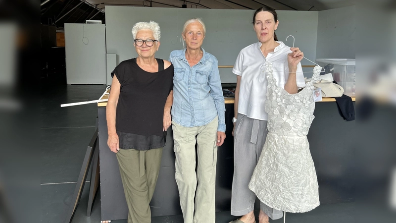 Stellen im PUC aus (v.l.): Barbara Zoller, Rita Kappl und Michaela Miller. (Foto: Kulturverein Puchheim e.V.)