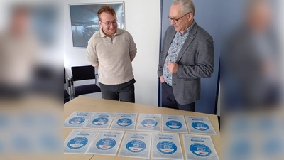 Wolfgang Großmann, Geschäftsführer der P+R GmbH (rechts), und Frederic Portejoie von der Stabstelle Neue Mobilität, bekamen Urkunden für elf Plätze im Münchner Stadtgebiet - eine zwölfte Anlage, die in Fröttmaning, wurde zum Auftakt der Clubinitiative „Kann Deutschland P+R?” bereits mit „Exzellent” ausgezeichnet. (Foto: Hildebrand)
