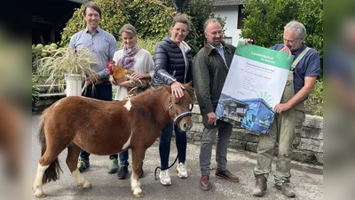 Setzen sich für regionale Lebensmittel ein (v.l.): Martin und Barbara Fink, Maria Theresia und Georg Zankl, Max Stürzer mit Pony Toffee und Hahn Pumuckl.  (Foto: Patrizia Steipe)
