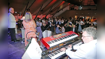 Begeisterte Tänzer gab es beim Da-Capo-Herbstball 2024 in Ebersberg. Im Januar finden neue Tanzkurse statt. Jetzt anmelden. (Foto: DaCapo)