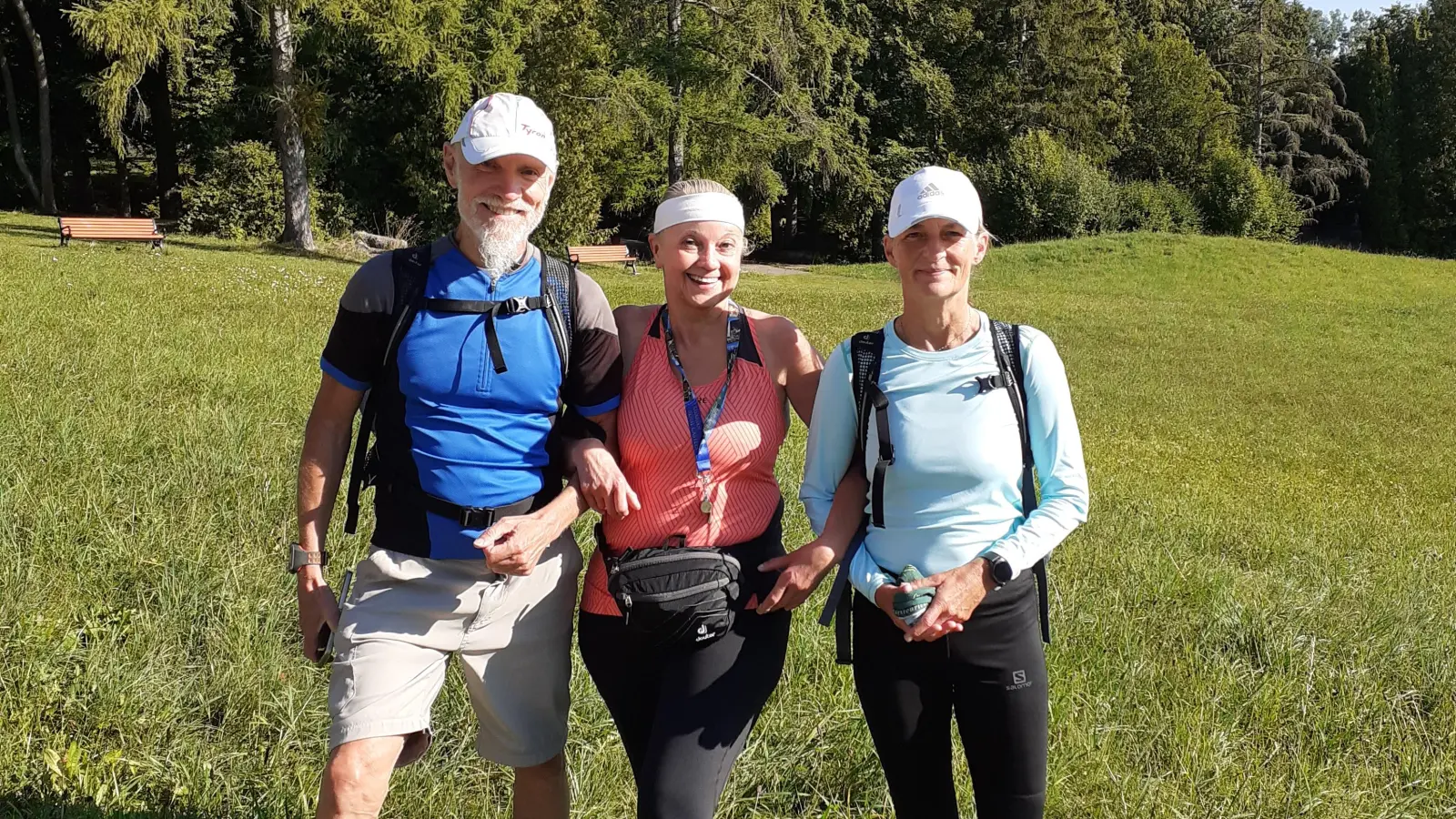 Jürgen Hochwind aus Kaufbeuren und Bea Hull aus München (rechts) wollen den bayrischen Wanderkönigwettbewerb gewinnen, den die zertifizierte Wanderleiterin Irmgard von Oesen (Mitte) ausgerufen hat. (Foto: Irmgard von Oesen)