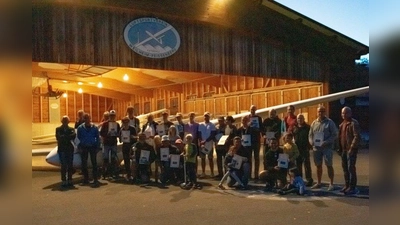 Die Teilnehmerinnen und Teilnehmer des diesjährigen Ziellandewettbewerbs nach der Siegerehrung vor dem Segelflugzeug ASK-21 mit Chef-Juror Josef-Schleich (erster von rechts) und Präsident des Luftsportvereins Martin Pape (zweiter von rechts). (Foto: LSV)