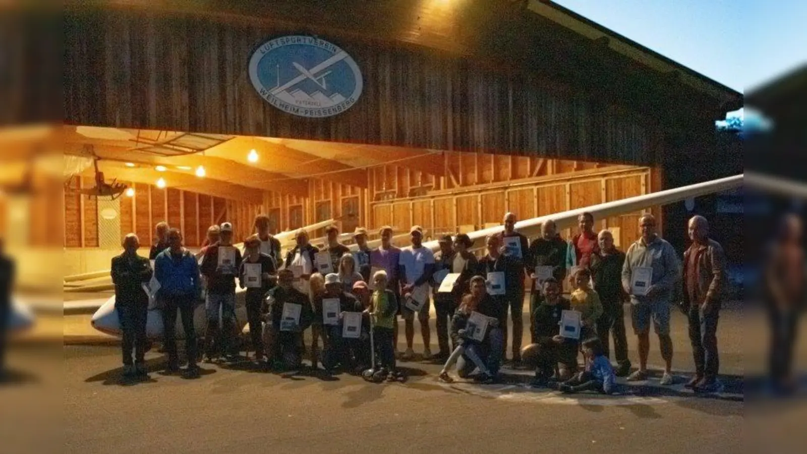 Die Teilnehmerinnen und Teilnehmer des diesjährigen Ziellandewettbewerbs nach der Siegerehrung vor dem Segelflugzeug ASK-21 mit Chef-Juror Josef-Schleich (erster von rechts) und Präsident des Luftsportvereins Martin Pape (zweiter von rechts). (Foto: LSV)