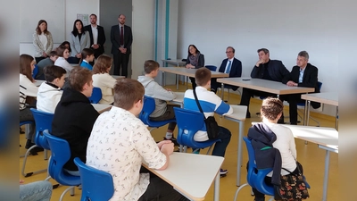 Ministerpräsident Markus Söder (vorne, 2. von rechts) und Kultusminister Michael Piazolo (vorne rechts) sprachen mit ukrainischen Schülerinnen und Schülern des Gymnasiums München-Moosach. (Foto: bas)