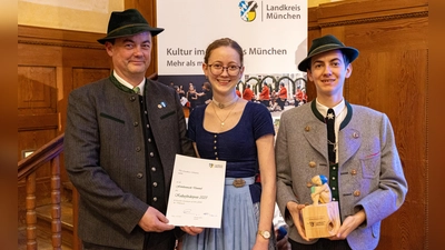 Der Familien-Dreigesang Demmel, mit Vater Max Demmel Senior, Katharina und Max Demmel Junior, wurde mit dem Kulturförderpreis ausgezeichnet. (Foto: LRA )