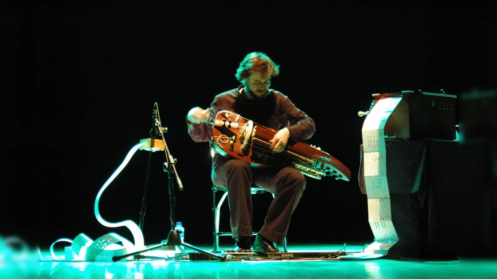 Germán Diaz spielt die spanische Zanfona, eine Drehleier. Begleitet wird er von Antonio Bravo. (Foto: Fernando Fuentes)