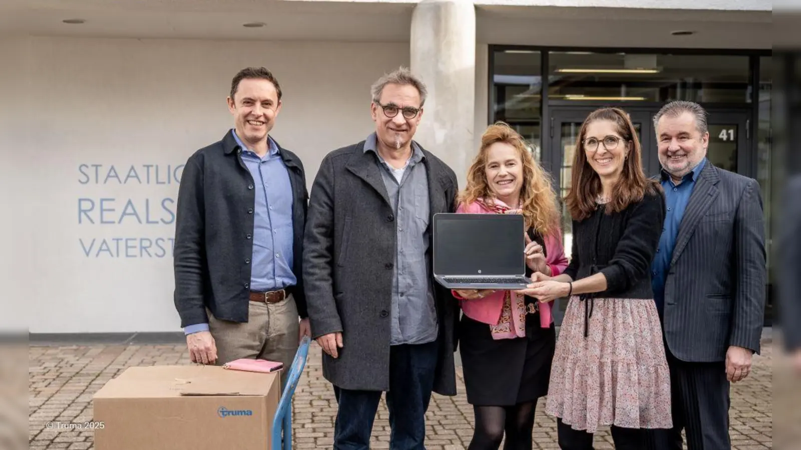 Rektor Stefan Gasior (2.v. l.) konnte sich über 35 neue Laptops freuen. Übergeben wurden sie von Markus Heringer, Director der Truma Gerätetechnik. Weiter im Bild: Vors.Fördervereins Realschule, Nicolé Brunner, Katrin Baron (2.v.r.), der Geschäftsführerin der Truma Stiftung und Sebastian Brunner (Förderverein Realschule).  (Foto: Truma Gerätetechnik)