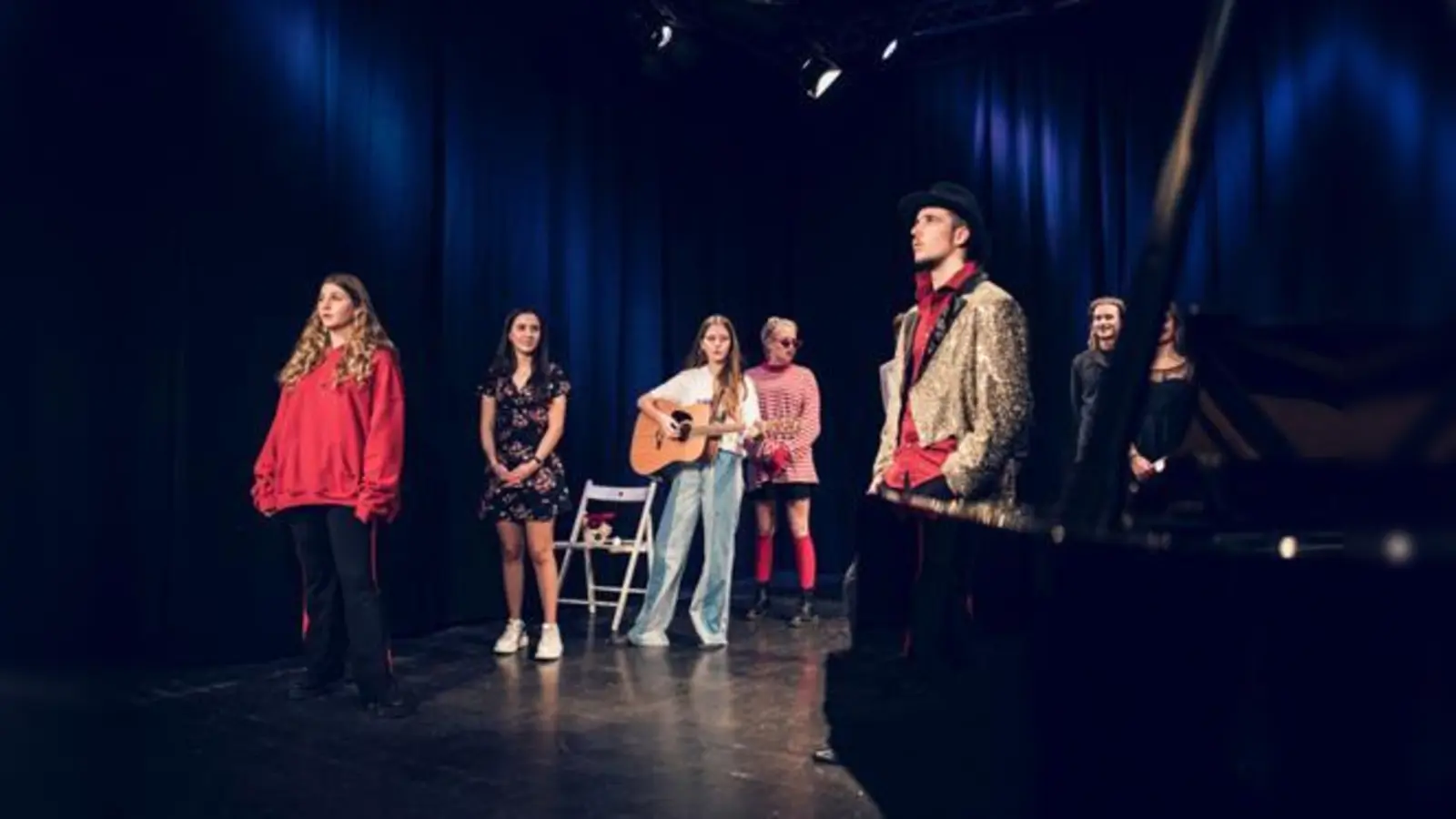 Junge Schauspieler des MTG spielten ein Stück vom Glück im Einstein Kultur.  (Foto: Maria-Theresia-Gymnasium München)