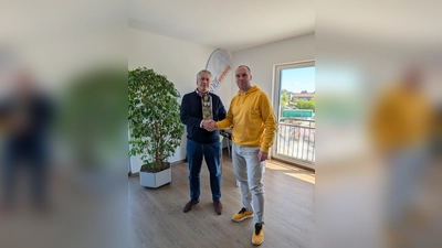 Herzlich willkommen im Erdweger Gewerbeverein: Klaus Herb (li) ist neues Mitglied im Netzwerk. (Foto: coe)