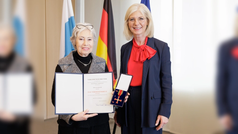 Sozialministerin Ulrike Scharf überreichte das Bundesverdienstkreuz an Eva Haller. (Foto: Martina Nötel / StmAS)
