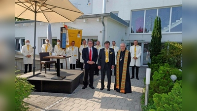 Die Vorstandschaft der Malerinnungen (im Hintergrund), Jürgen Weber (Geschäftsführer, vorne Bildmitte), Uli Faßnacht (Obermeister, vorne mittig)                                                  und Notker Wolf (ehemaliger Generalober Kloster St. Ottilien, Zweiter von links) bei der Einweihung der Riem-Appartments. (Foto: Innung)