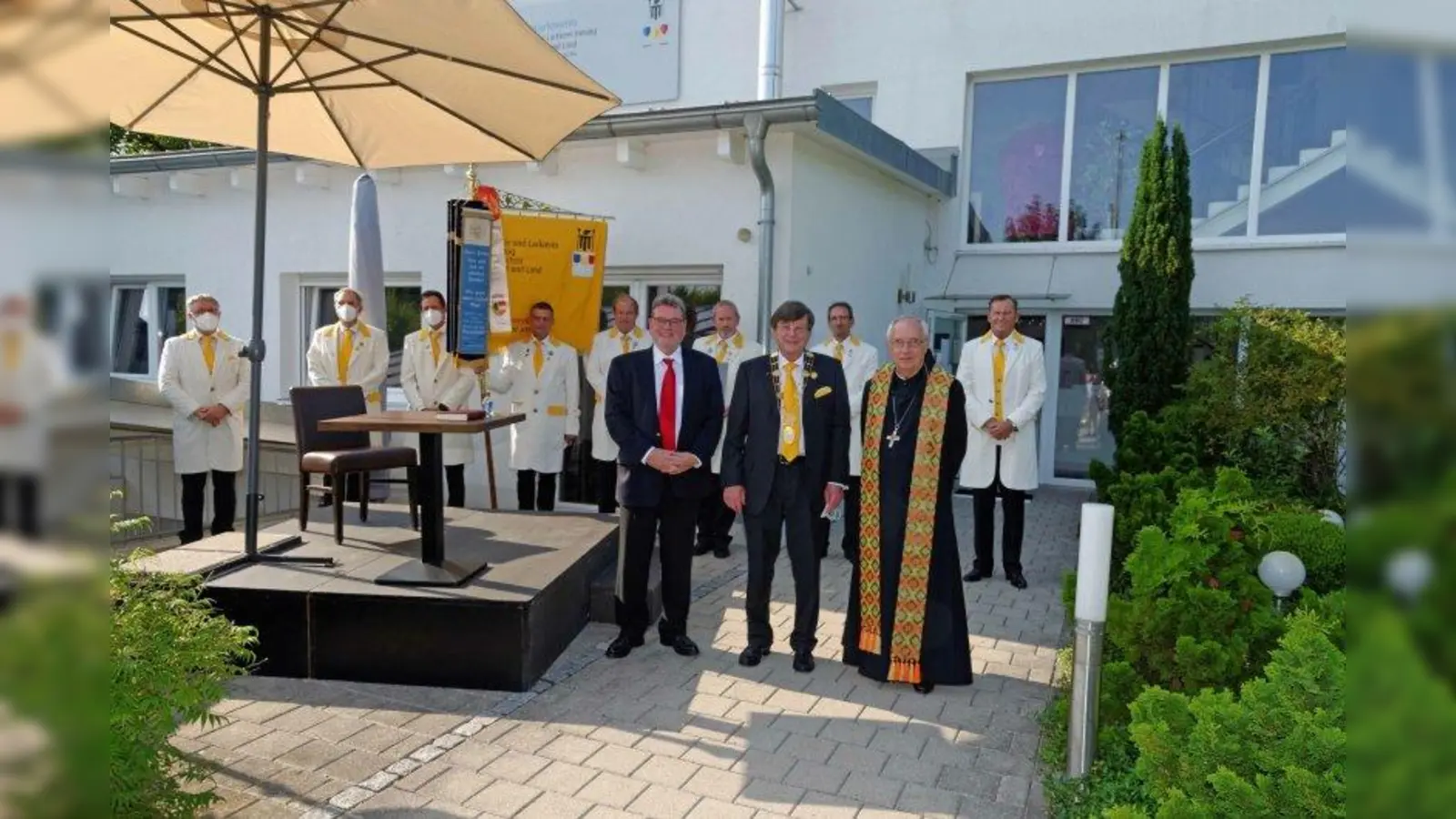 Die Vorstandschaft der Malerinnungen (im Hintergrund), Jürgen Weber (Geschäftsführer, vorne Bildmitte), Uli Faßnacht (Obermeister, vorne mittig)                                                  und Notker Wolf (ehemaliger Generalober Kloster St. Ottilien, Zweiter von links) bei der Einweihung der Riem-Appartments. (Foto: Innung)