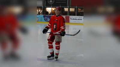 Jung-Stürmer Justi Späth, der im Heimspiel des EHC Klostersee gegen die Dingolfing Isar Rats erstmals das rot-weiße EHC-Trikot trug. (Foto: smg)