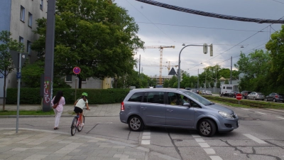 Die Elternvertreter der Grundschule an der Schrobenhausener Straße wünschen sich eine Ampel, die über die Ludwig-Richter-Straße, die vor allem zu Schulwegzeiten den Radverkehr regelt. (Foto: Beatrix Köber)