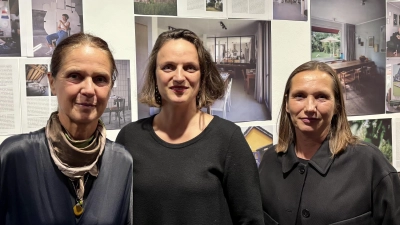 Katja Sebald, Bosco-Leiterin Barbara Schulte und Ulrike Myrzik (v.l.) bei der Ausstellungseröffnung. (Foto: Ulrike Seiffert)