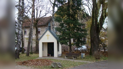 Die idyllisch gelegene kleine Kapelle am Waidachanger in Langwied ist der Ausgangspunkt der Führung. (Foto: pst/ Archiv)