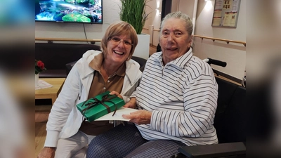 Marga Gius freute sich sehr über die persönlichen Glückwünsche von Cornelia Zechmeister, 3. Bürgermeisterin in Pullach, zu ihrem 90. Geburtstag. (Foto: Kursana)