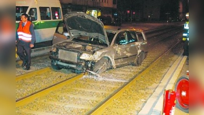 Endstation Tramgleis: Nach seiner Flucht vor der Polizei überschlug sich ein 21-Jähriger mit seinem Auto und verletzte sich schwer. (Foto: Polizei)