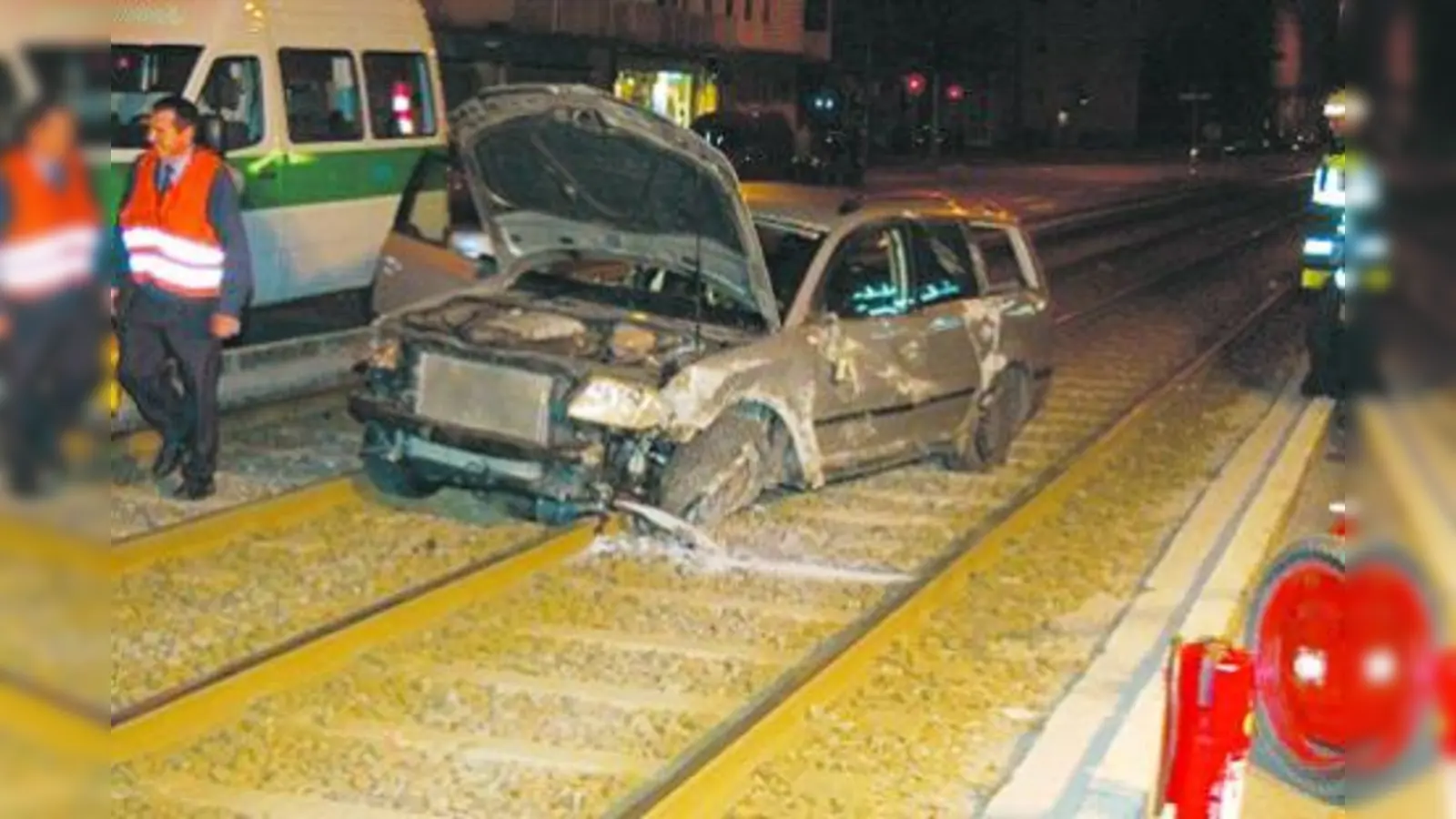Endstation Tramgleis: Nach seiner Flucht vor der Polizei überschlug sich ein 21-Jähriger mit seinem Auto und verletzte sich schwer. (Foto: Polizei)