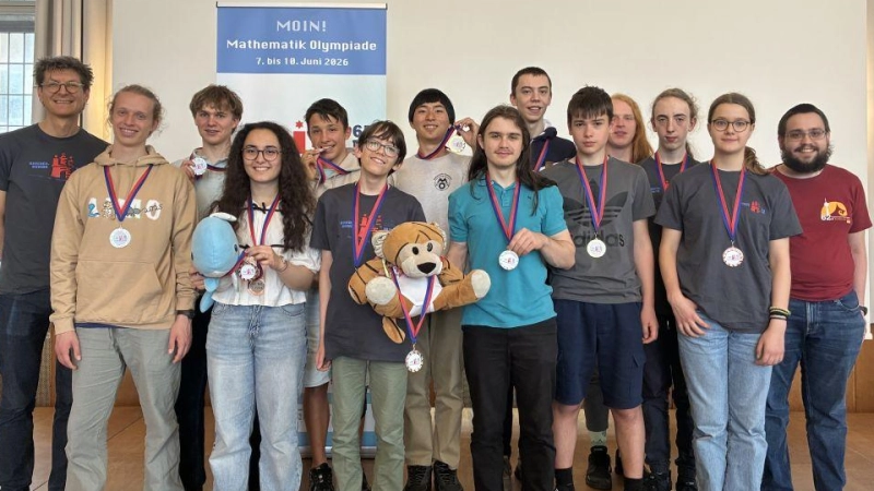 Das bayerische Team beim Bundesfinale der Mathematik-Olympiade 2026. Vom MTG waren Clara Zagel (2. von rechts), Johannes Jacob (2. von links) und Lehrer Niko Eschrich (1. von links) mit dabei. (Foto: Albrecht Kliem)