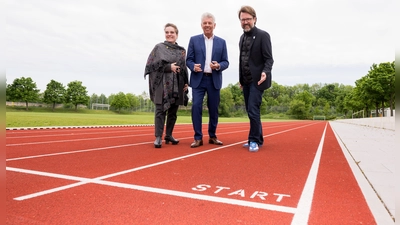 Baureferentin Dr.-Ing. Jeanne-Marie Ehbauer, Oberbürgermeister Dieter Reiter und Sportreferent Florian Kraus weihten die umgestaltete Bezirkssportanlage Süd ein. (Foto: © Tobas Hase/ LHM RBS)