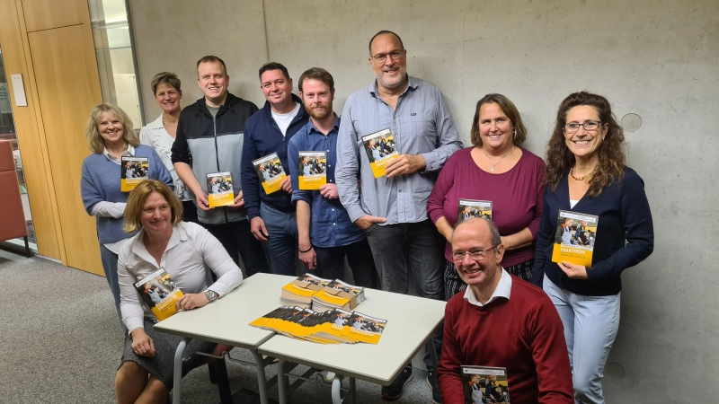 Der Arbeitskreis Schule-Wirtschaft bei der Vorstellung des Ratgebers „Schülerpraktikum – Wissen was wichtig ist“ in der Realschule Unterpfaffenhofen (von links): Petra Tech (Stadt Germering), Sabine Knoblauch (WittelsbacherMittelschule), Heidrun Reisenauer (Schulleiterin Realschule Unterpfaffenhofen), Toni Pescht (Realschule Unterpfaffenhofen), Matthias Rohwedder (Digitale Schule FFB), Simon Riedl (Fachoberschule Germering), Markus Borger (Max-Born-Gymnasium), Christina Wenzel(Carl-Spitzweg-Gymnasium), Jürgen Biffar (Vorsitzender Arbeitskreis Schule-Wirtschaft) sowie Claudia Wagenführer (Konrektorin Kerschensteiner Schule). (Foto: Wirtschaftsverband Germering e.V.)