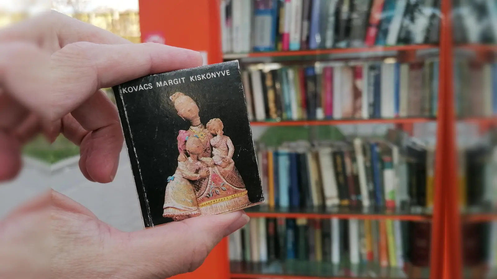 Klein, aber fein: Das Büchlein mit Margit Kovács Arbeiten im Bücherschrank an der Hermine-von-Parish-Straße. (Foto: job)