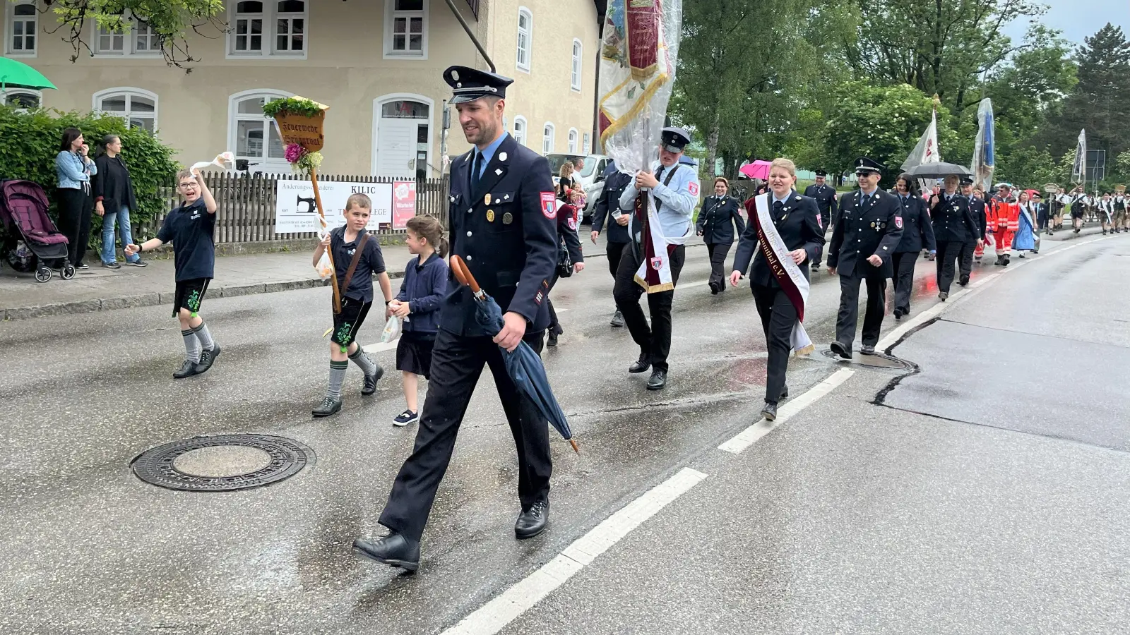 Auch die FFW aus Brunnthal nahm am stolzen Festzug teil. (Foto: hw)