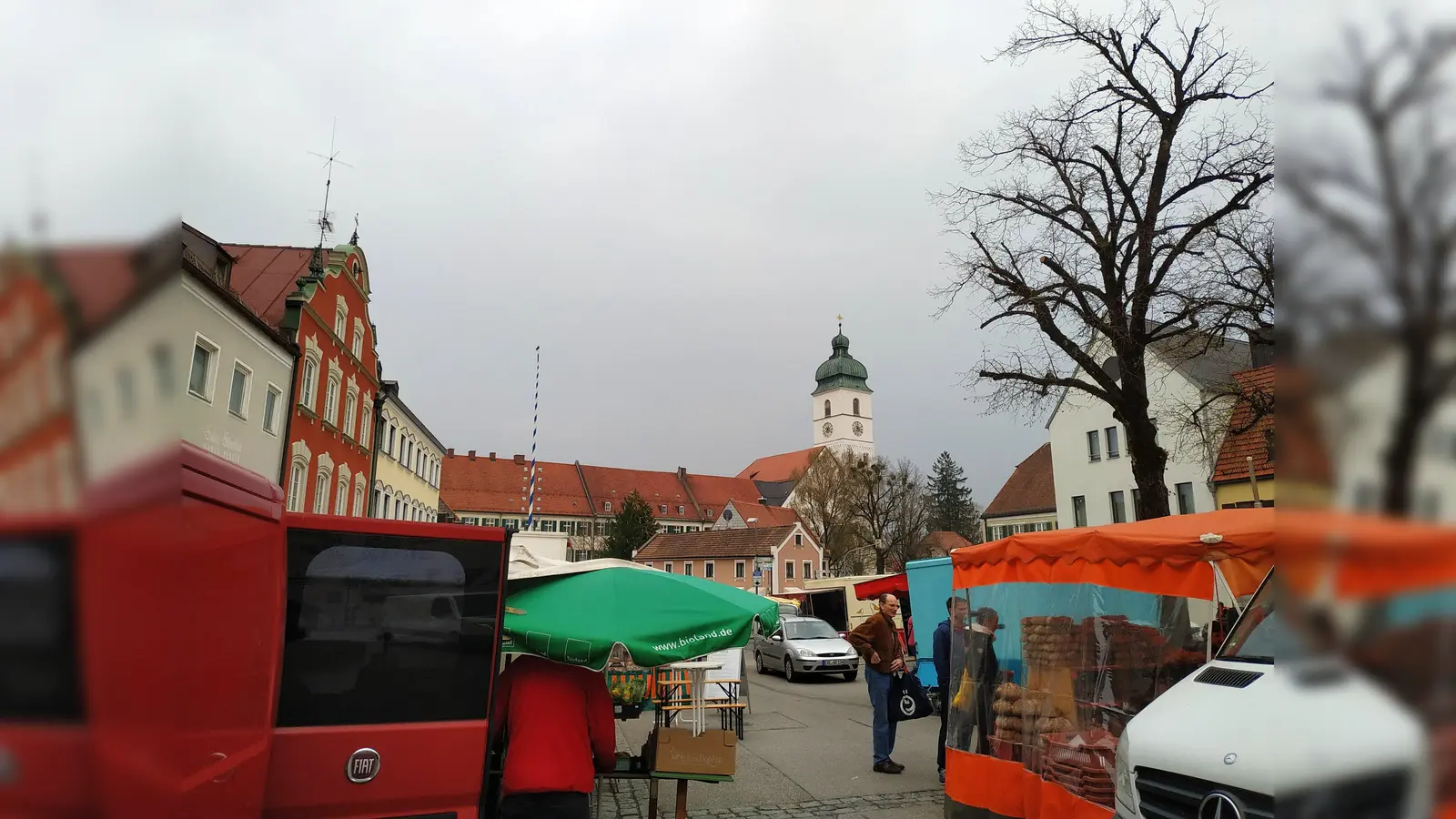 Weiterhin geöffnet: Der Ebersberger Wochenmarkt.  (Foto: Stefan Dohl)