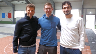 Thomas Müller, Stefan Zellermayer und Mats Hummels (v.l.) bei ihrer Challenge im Stockschießen in der Schützenhalle des EC Parksee. (Foto: EC Parksee)