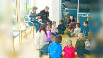 Gemeinsames Osterbasteln im ASZ Untermenzing: Die ASZ-Besucher und die Kinder des Waldkindergartens Waldwichtl e.V. mit ihren Betreuerinnen. (Foto: pi)