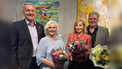 Bürgermeister Franz Heilmeier bei der Ausstellungseröffnung mit den Küntlern von ANELMA (v.l.): Elfriede Kirschner, Maja Jiranek und Andreas M. Sames. (Foto: Gemeinde)