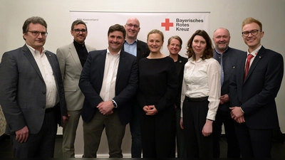 Der neue Vorstand des Münchner Roten Kreuzes mit Vorsitzendem Julian Weiss (Dritter von links). (Foto: Alexander Scharf)
