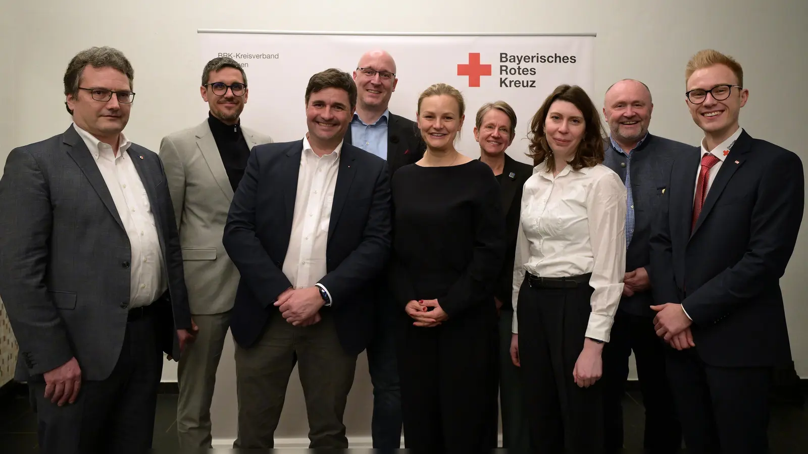 Der neue Vorstand des Münchner Roten Kreuzes mit Vorsitzendem Julian Weiss (Dritter von links). (Foto: Alexander Scharf)