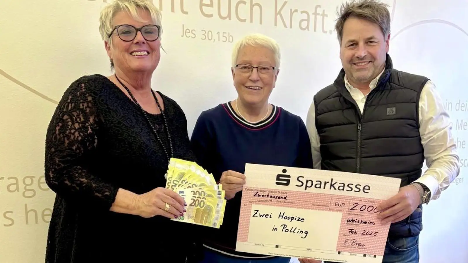 Erika Breu (l.) und Marco Gutmann bei der Spendenübergabe mit Renate Dodell vom Hospizverein im Pfaffenwinkel. (Foto: Landratsamt)