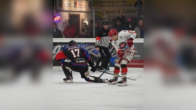 Hier zu sehen eine Spielszene zwischen dem EHC Klostersee und den Eispiraten Dorfen, die aus der Bayernliga abgestiegen sind. (Foto: smg)